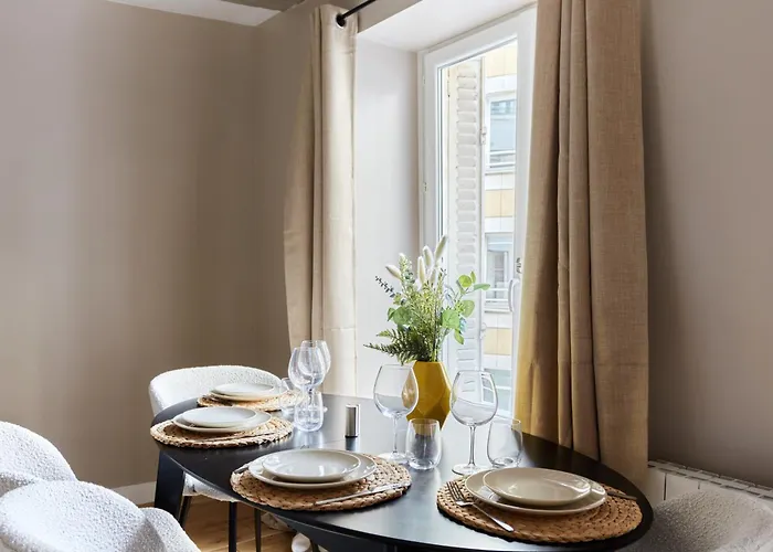 Bright Air-conditioned In The Marais Parigi